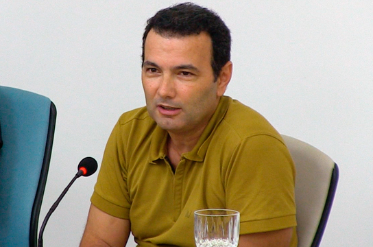 Hugo Sarmento, docente no Departamento de Hidrobiologia da UFSCar, alerta que todos perdem com a ocupação desenfreada das praias, inclusive quem aparentemente lucrou (Imagem: ICC-UFSCar)