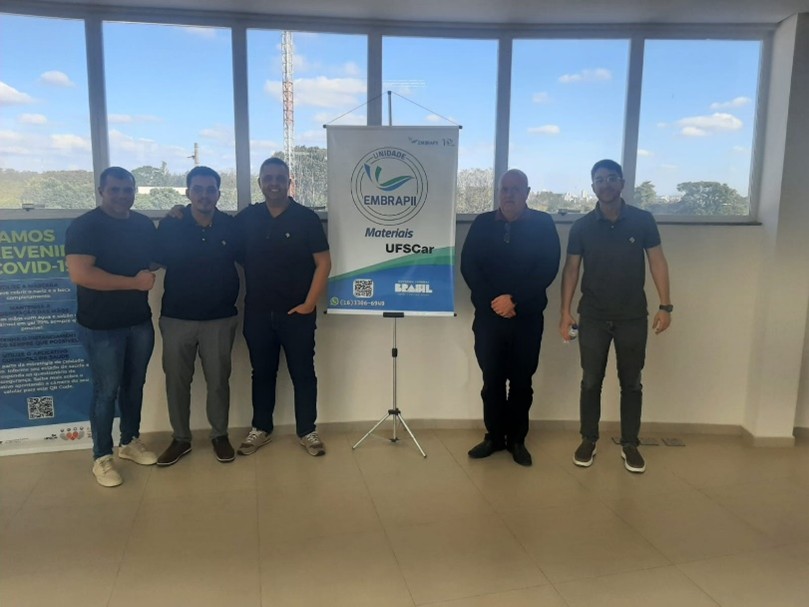 (Foto: Gestores da empresa Lion Fitness e Ernesto Chaves, Diretor da Embrapii – Materiais UFSCar).