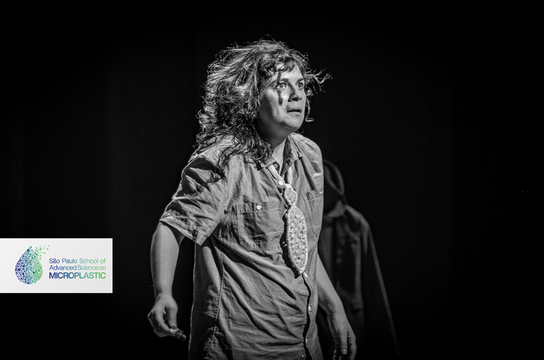 O espetáculo integra a pesquisa da atriz Pamella Villanova em possíveis teatros científicos e problemáticas do lixo. (Foto: Luiz NaNuvem).